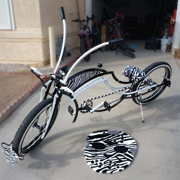 Black & White Chain Caps